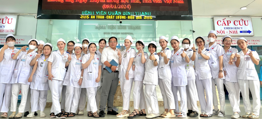 Hình ảnh sinh viên khóa 13 ngành Điều dưỡng tham gia thực tập tại Bệnh viện Bình Thạnh.