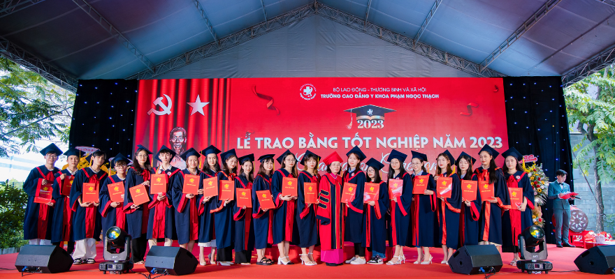 Cô Hiệu trưởng PGS.TS Phạm Thị Lý cùng các Tân khoa trong buổi Lễ Tốt nghiệp năm học 2023.