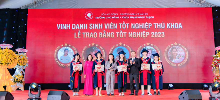 Vinh danh năm sinh viên có thành tích học tập vượt trội, trở thành Tân Thủ khoa tốt nghiệp niên khóa 2020 - 2023.