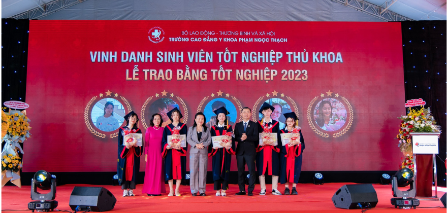 Trường cao đẳng Y Khoa Phạm Ngọc Thạch vinh danh các thủ khoa có thành tích học tập xuất sắc tại Lễ trao bằng tốt nghiệp 2023