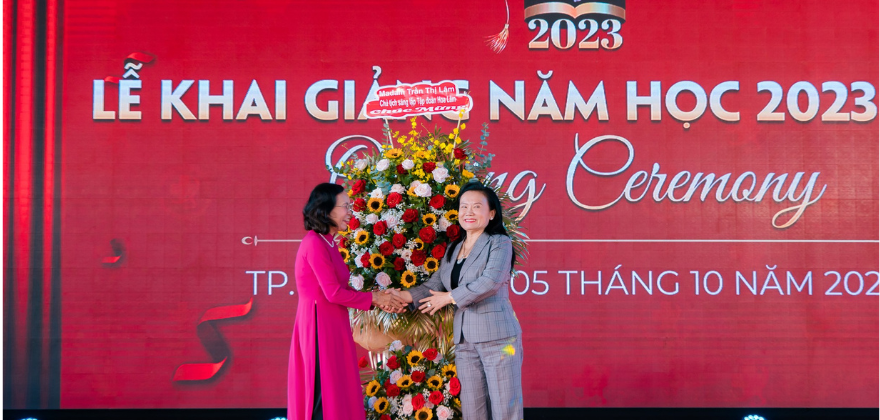 Tập đoàn Hoa Lâm trao tặng hoa và nhiều suất học bổng giá trị cho Trường cao đẳng Y Khoa Phạm Ngọc Thạch tại Lễ khai giảng năm học 2023 - 2024