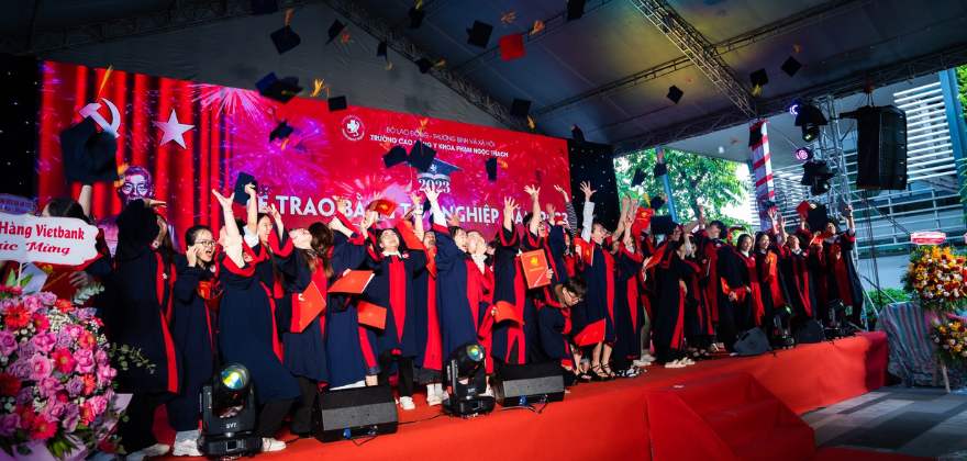Sinh viên Cao đẳng Y Khoa Phạm Ngọc Thạch đầy tự hào và hạnh phúc trong buổi lễ tốt nghiệp
