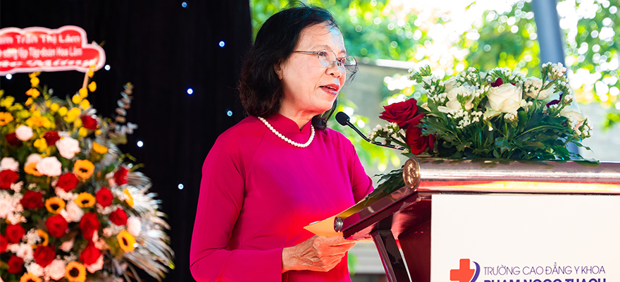 Hình ảnh cô Hiệu trưởng PGS.TS Phạm Thị Lý phát biểu trong buổi Lễ Khai giảng Chào mừng năm học mới 2023