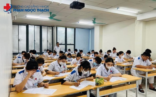 Học cách giao tiếp và lắng nghe là kỹ năng cần có của Dược sĩ