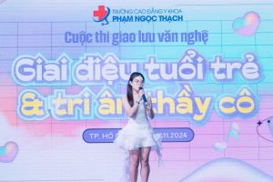 Một ca khúc rất hot hiện nay được Đàng Nữ Hoàng Gia lớp Dược 15.4.3 thể hiện “Đi giữa trời rực rỡ”