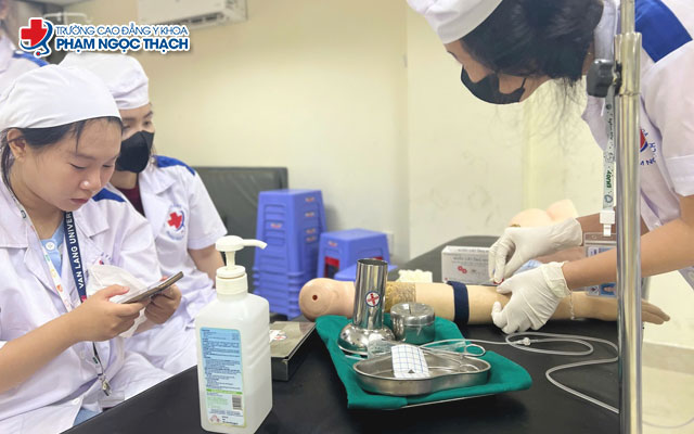 Những thách thức khi theo ngành điều dưỡng?