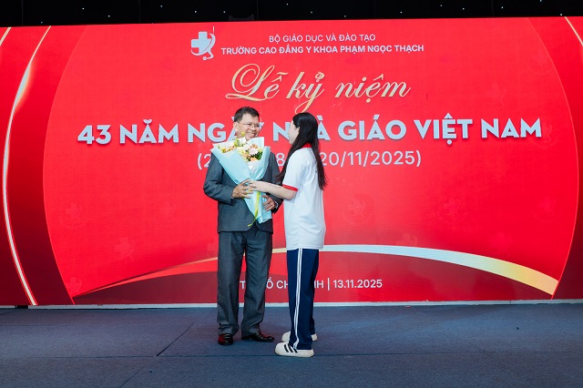 Tân sinh viên gửi tặng bó hoa tươi thắm tới PGS. TS. Nguyễn Văn Rư - Hiệu trưởng Nhà trường