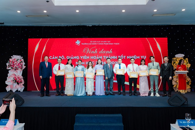 Cán bộ, giảng viên nhận bằng khen có thành tích tốt trong năm học 2024-2025