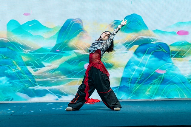 Bạn Đặng Gia An Như - lớp Điều Dưỡng 17.2.1 thể hiện tiết mục múa võ kết hợp đương đại “Kẽ cà kẽo kẹt”