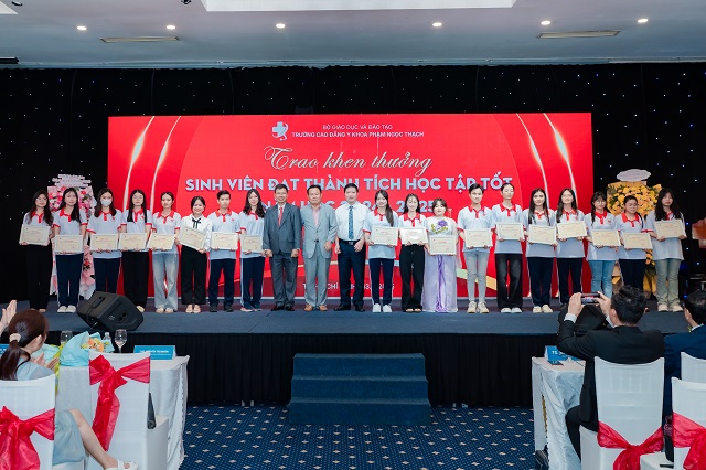 Trao thưởng cho sinh viên đạt thành tích học tập tốt năm học 2024–2025
