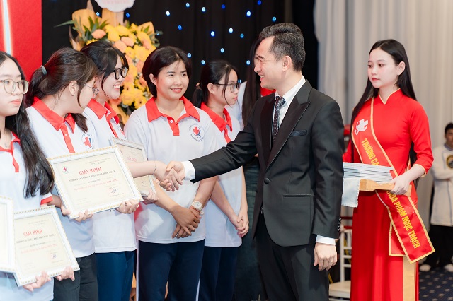 Ông Bùi Văn Tự – Chủ tịch sáng lập Trường Cao đẳng Y khoa Phạm Ngọc Thạch trao bằng khen cho các sinh viên có thành tích học tập tốt