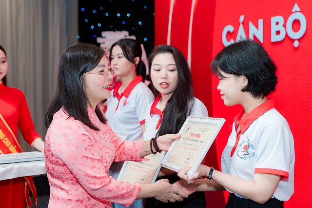 Cô Nguyễn Thị Nhàn – Phó Hiệu trưởng trường trao bằng khen cho cán bộ lớp hoàn thành tốt nhiệm vụ