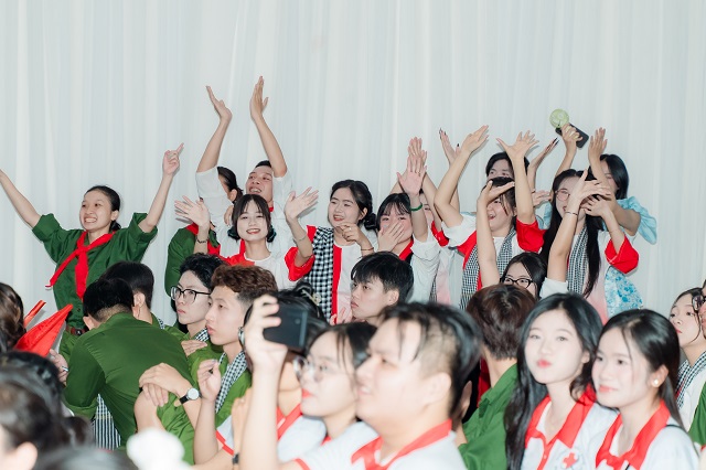 Các bạn sinh viên reo hò, hòa chung không khí vui tươi của cuộc thi