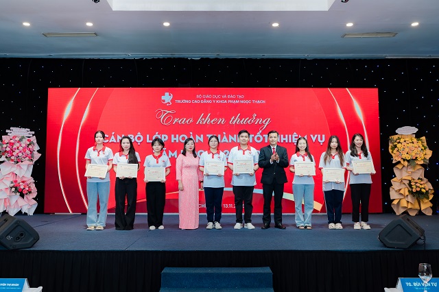 Các cán bộ lớp được tuyên dương và trao bằng khen