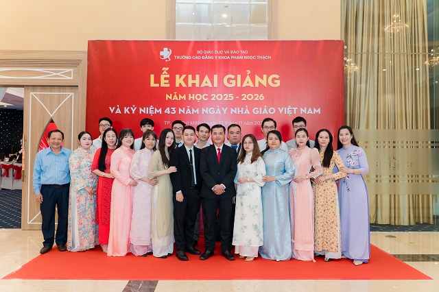Các thầy cô Trường Cao đẳng Y khoa Phạm Ngọc Thạch chụp ảnh lưu niệm