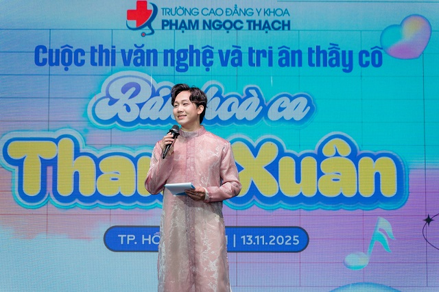 MC bắt nhịp toàn bộ khán phòng hô vang khẩu hiệu “Thanh Xuân”