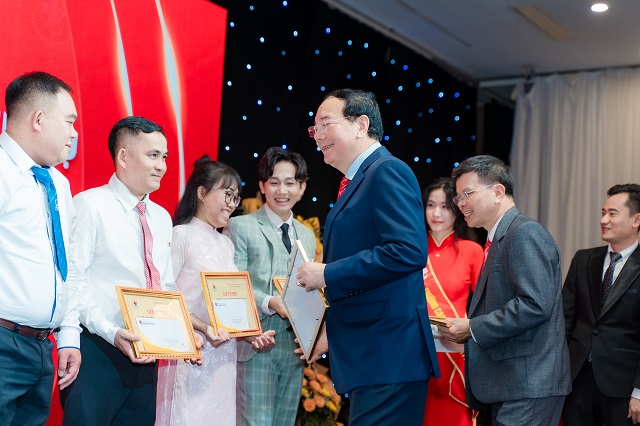 PGS. TS. BS Nguyễn Văn Cường trao bằng khen cho các giảng viên, cán bộ có thành tích xuất sắc