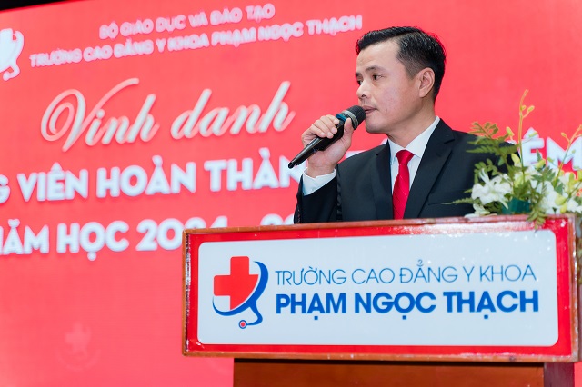 Thầy Nguyễn Thành Quân – Phó Hiệu trưởng Trường Cao đẳng Y khoa Phạm Ngọc Thạch công bố danh sách cán bộ, giảng viên hoàn thành xuất sắc nhiệm vụ