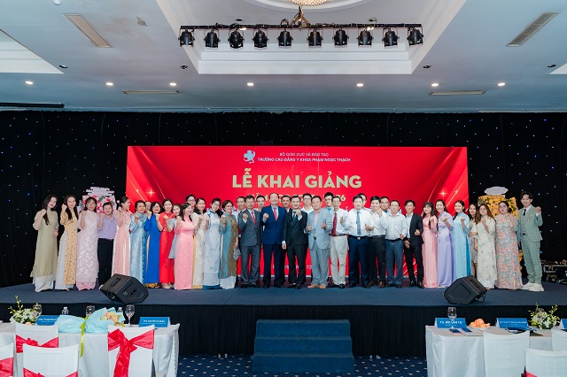 Tập thể Ban lãnh đạo, cán bộ, thầy cô cùng chụp ảnh lưu niệm