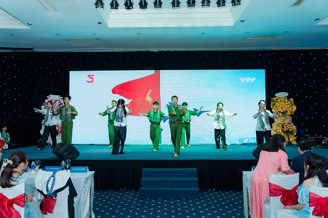 Tiết mục văn nghệ của các sinh viên đa tài Trường Cao đẳng Y khoa Phạm Ngọc Thạch