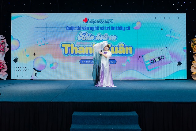 Ca khúc “Tình anh bán chiếu” do bạn Nguyễn Ngọc Diễm Quỳnh - lớp Dược 15.3.1 trình bày