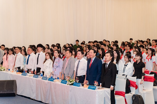 Quý đại biểu, Ban lãnh đạo, thầy cô cùng toàn thể sinh viên thực hiện nghi lễ chào cờ