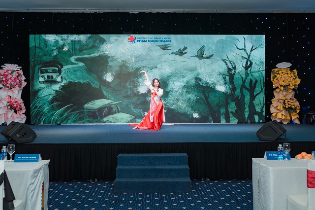 Tiết mục múa “Kiếp sau vẫn là người Việt Nam” đầy hào hùng do bạn Lê Thị Hoài Thương thể hiện