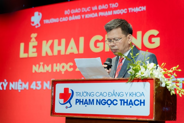 PGS. TS. Nguyễn Văn Rư - Hiệu trưởng Nhà trường phát biểu khai mạc buổi lễ