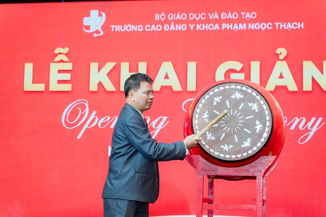 PGS. TS. Nguyễn Văn Rư - Hiệu trưởng Nhà trường đánh trống trong lễ khai giảng 2025 – 2026