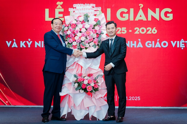 PGS. TS Bác sĩ Nguyễn Văn Cường tặng hoa Ban lãnh đạo Trường Cao đẳng Y khoa Phạm Ngọc Thạch trong lễ khai giảng