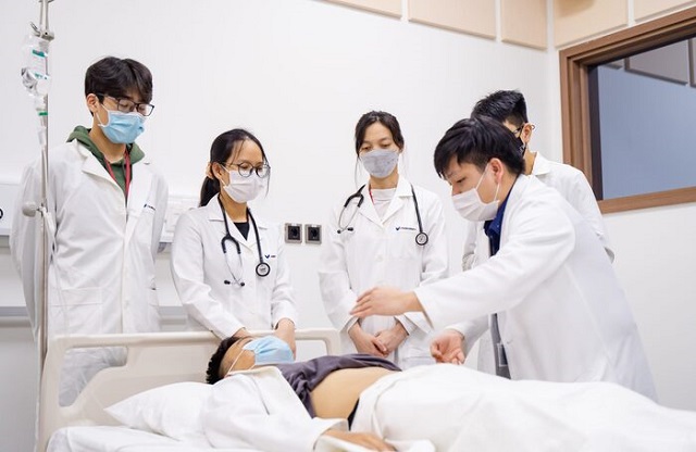 Các Bác sĩ nội trú dưới sự hướng dẫn của Bác sĩ trưởng khoa bệnh viện