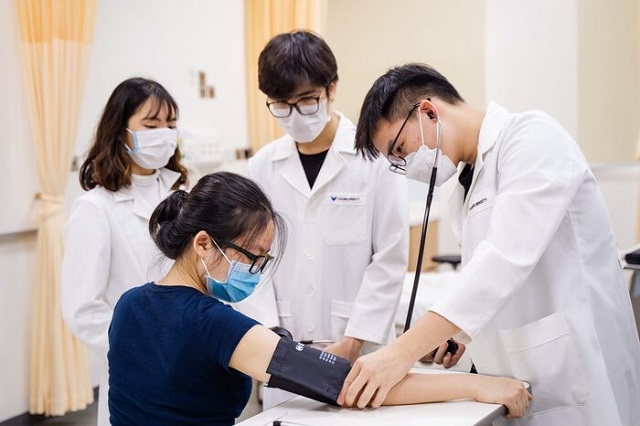 Bác sĩ nội trú thăm khám bệnh nhân tại bệnh viện