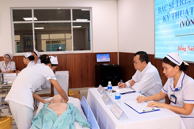 Thí sinh áp dụng kiến thức ôn luyện từ bộ câu hỏi thi viên chức ngành y tế để ứng dụng vào phần thi thực hành