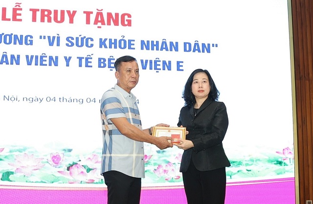 Bộ trưởng Bộ Y tế Đào Hồng Lan truy tặng Kỷ niệm chương "Vì sức khỏe nhân dân" cho người hiến đa tạng