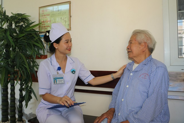 Điều dưỡng không chỉ chăm sóc sức khỏe mà còn luôn tâm sự chân thành, động viên tinh thần người bệnh