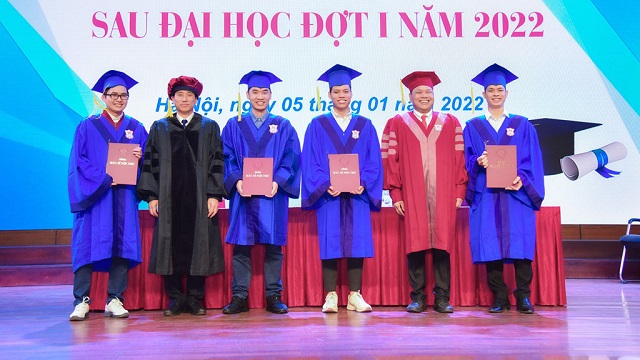 Lễ trao bằng tốt nghiệp Bác sĩ nội trú tại Trường Đại học Y Hà Nội