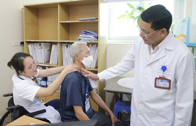 Bác sĩ nội trú đang khám bệnh cho bệnh nhân