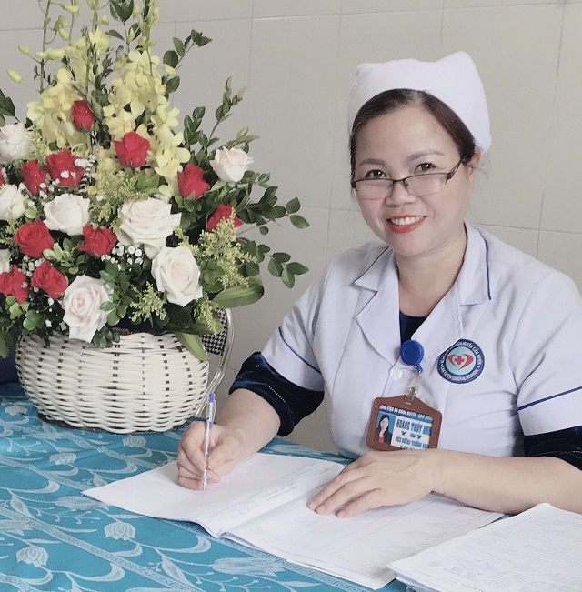 Tác giả Hoàng Thúy Anh - Bệnh viện Đa khoa huyện Cẩm Xuyên đang viết bài dự thi