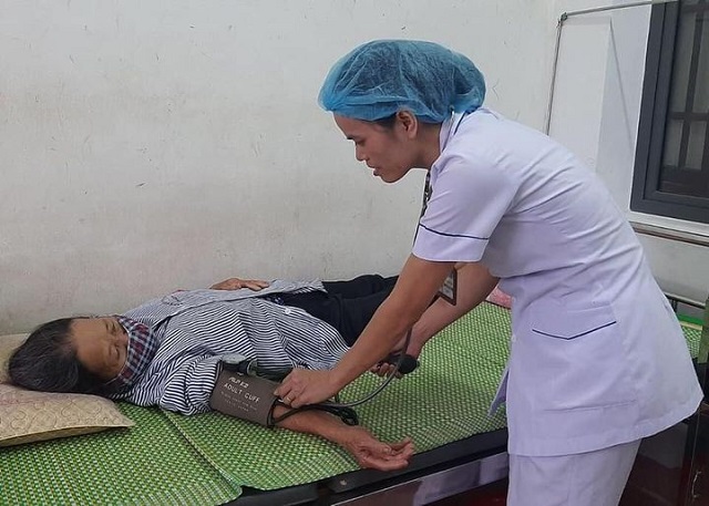 Tác giả Nguyễn Thị Tình - Khoa Nội tổng hợp - Bệnh viện Đa khoa huyện Đức Thọ với tác phẩm "Duyên tôi với nghề Điều dưỡng"