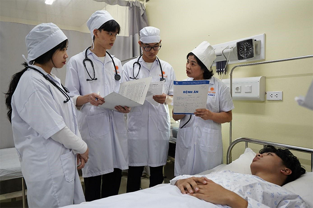 Sinh viên ngành Y học dự phòng đang thực tập tại bệnh viện Sinh viên ngành Y học dự phòng đang thực tập tại bệnh viện