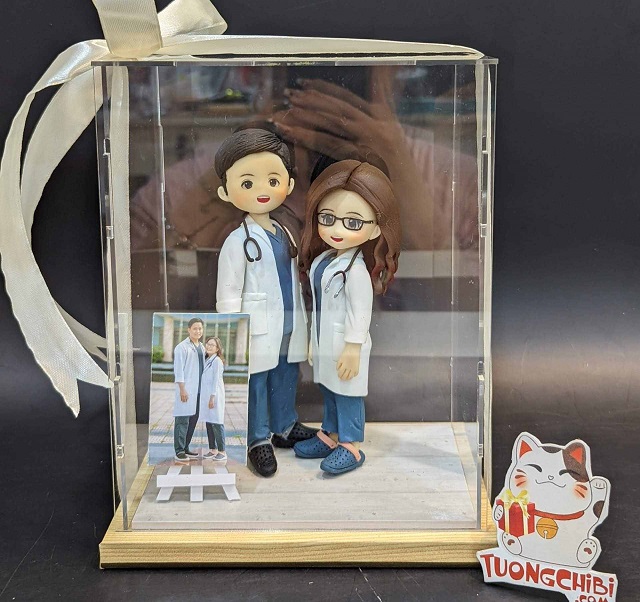 Mô hình chibi trong trang phục blouse trắng - quà tặng lưu niệm cho ngành Y Mô hình chibi trong trang phục blouse trắng - quà tặng lưu niệm cho ngành Y