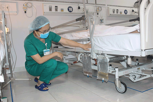 Ðiều dưỡng CKI Phạm Thị Phương Hiếu - BV Ða khoa TP Cần Thơ nhận Bằng khen của LÐLÐ TP Cần Thơ với với giải pháp Móc treo túi dẫn lưu Ðiều dưỡng CKI Phạm Thị Phương Hiếu - BV Ða khoa TP Cần Thơ nhận Bằng khen của LÐLÐ TP Cần Thơ với với giải pháp Móc treo túi dẫn lưu