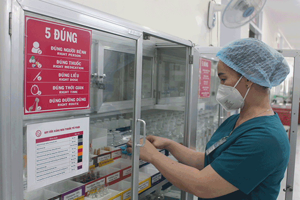Hộ sinh Trưởng Khoa Sanh Nguyễn Thị Thu Tâm, BV Phụ sản TP Cần Thơ với cải tiến Tủ thuốc trực bằng công cụ 5S và quản lý trực quan