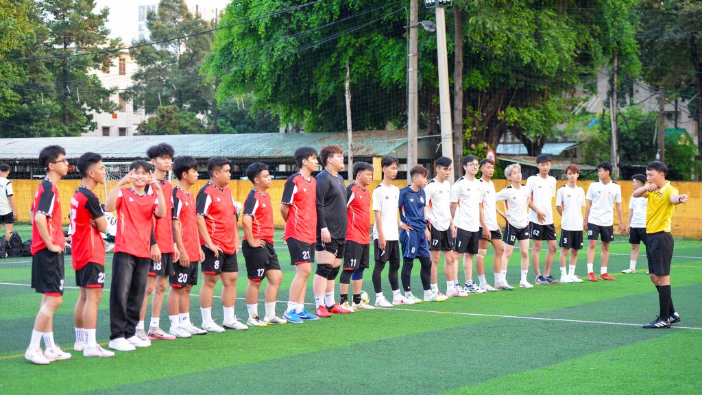 Không khí sôi động ngay từ những phút đầu trận