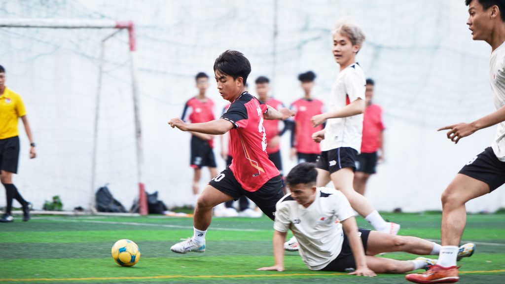 Những pha tranh bóng quyết liệt trên sân