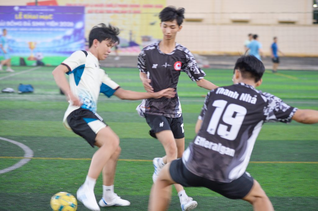 Những pha tranh bóng quyết liệt trên sân