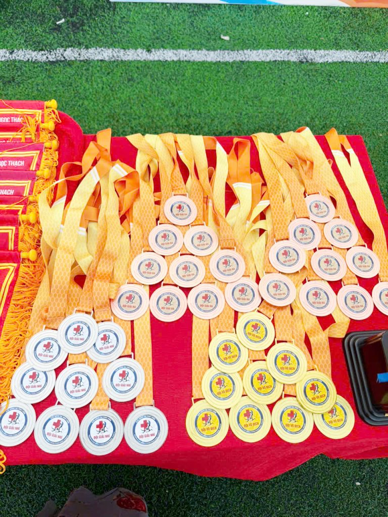 Những tấm huy chương được chuẩn bị trang trọng, sẵn sàng vinh danh các đội bóng và cá nhân xuất sắc