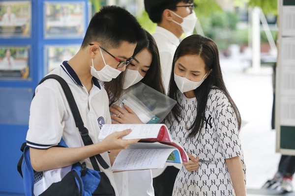 Thí sinh tìm hiểu thông tin các trường Y xét học bạ ở Hà Nội